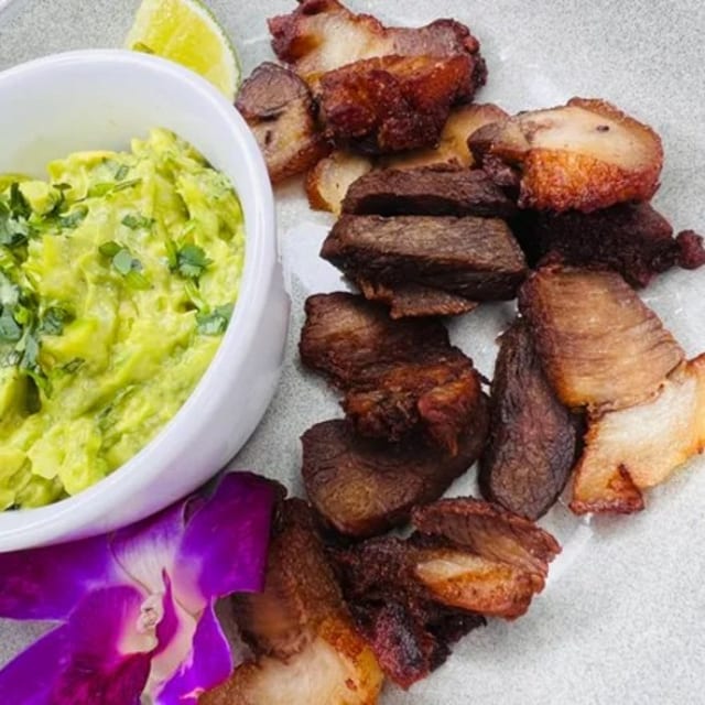 Guacamole Con Chicharron.