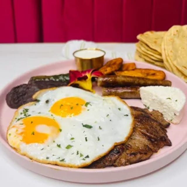 Desayuno con Carne Y Chorizo.